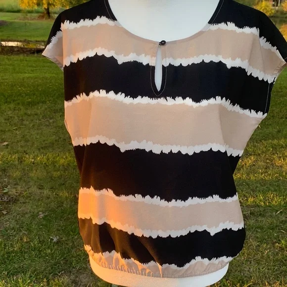 🌸LOFT GUC Keyhole Cap Sleeve Blouson Blouse Blk, Tan, & White Size Small Petite - Picture 1 of 6